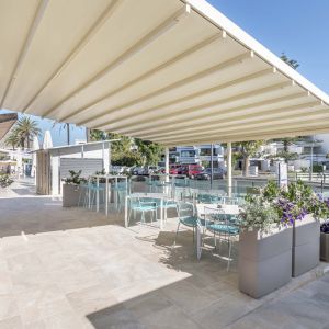 Covering the terrace with umbrellas and pergolas